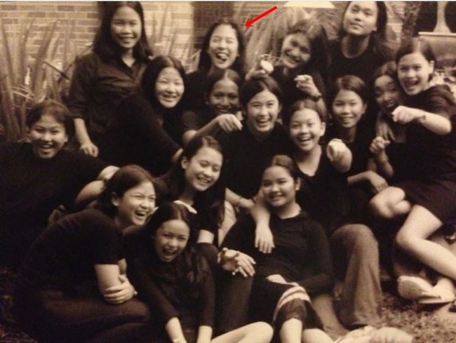 Kalau foto yang satu ini diambil pada Mei 2000. Saat itu Dian dan teman-temannya berfoto bersama usai menyelesaikan EBTANAS kelas 3 SMA dan kompak mengenakan busana senada berwarna gelap. Foto: Instagram/@therealdisastr