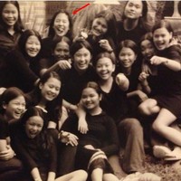 Kalau foto yang satu ini diambil pada Mei 2000. Saat itu Dian dan teman-temannya berfoto bersama usai menyelesaikan EBTANAS kelas 3 SMA dan kompak mengenakan busana senada berwarna gelap. Foto: Instagram/@therealdisastr