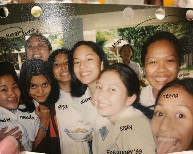 Semasa SMA Dian Sastrowardoyo rupanya juga memiliki geng pertemanan yang dinamakannya Tarkii 2000. Begini keseruan Dian dan teman-temannya saat masih duduk di bangku SMA. Foto: Instagram/@therealdisastr