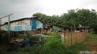 Lokasi eks lokalisasi di Desa Gribig tak jauh dari permukiman warga. Lokasi tersebut berada di sebelah barat Pasar Desa Gribig. Tempat itu sempat terbengkalai dari tahun 1997 hingga 2020.