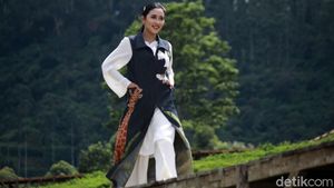 Unik! Seperti Ini Fashion Show di Tengah Perkebunan Teh di Bandung