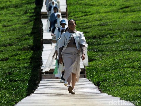 Bila fashion show identik dengan peragaan busana di dalam ruangan atau di tengah perkotaan. Berbeda dengan apa yang dilakukan oleh sejumlah anak muda asal Kabupaten Bandung ini. Mereka melakukan peragaan busana di tengah-tengah perkebunan teh yang berada di tempat wisata Pesona Padaawas, Pangalengan.