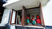 Kegiatan ini sekaligus mengajak anak-anak mengenal mainan atau dolanan jaman dahulu, seperti cublak suweng, gobak sodor, bentik, dan yang lainnya.
