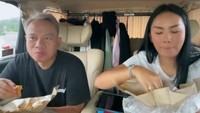 Jika sedang tidak punya banyak waktu, Kalina juga tak sungkan untuk makan nasi bungkus di dalam mobil saja. Bersama suaminya, Vicky Prasetyo, Kalina menikmati nasi bungkus di dalam mobil yang digunakaan pada saat kecelakaan. Foto: Instagram/kalinaocktaranny