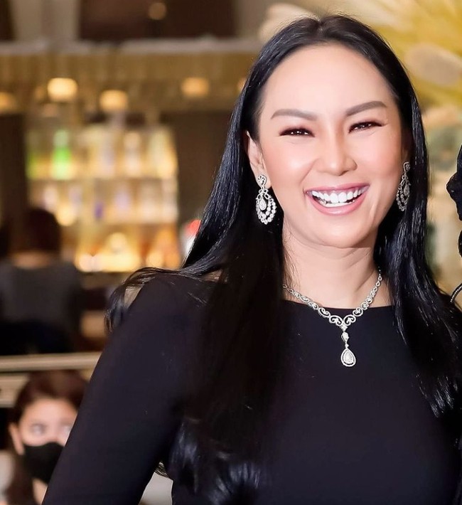 Mantan istri Deddy Corbuzier dan Vicky Prasetyo, Kalina Ocktaranny juga pernah mengalami pernikahan yang seumur jagung. Kalina pernah menikah dengan pengacara Insank Nasruddin. Pernikahan Kalina dan Insank itu hanya bertahan selama 3 bulan. Foto: Instagram/kalinaocktaranny