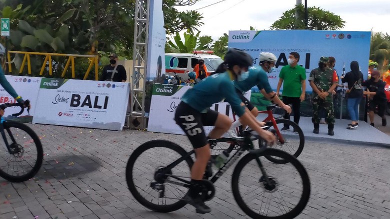Para peserta bersepeda Hidup Sehat 2021 di IndonesiaAja bareng Citilink melewati dua pit stop, yaitu d Alas warung dan Desa Penglipuran. Total rute yang mereka lewati mencapai 79 Km.
