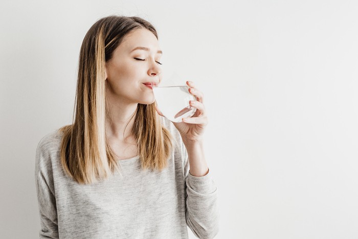 Hati-hati! Ini 4 Bahaya Minum Air Sambil Berdiri untuk Kesehatan