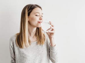 Hati-hati! Ini 4 Bahaya Minum Air Sambil Berdiri untuk Kesehatan