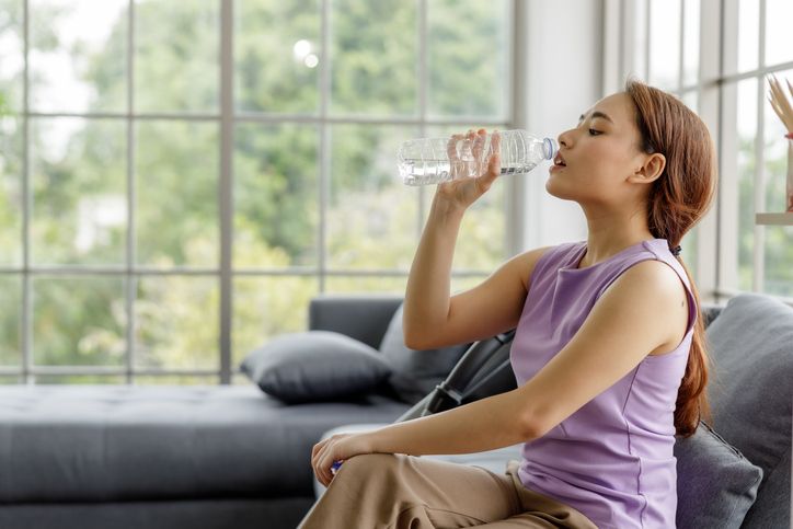 Hati-hati! Ini 4 Bahaya Minum Air Sambil Berdiri untuk Kesehatan