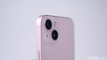 Ada dua kamera di bagian belakang. Keduanya berukuran 12 MP. Foto: Adi Fida Rahman/detikINET