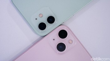 Selain itu Apple mengubah susunan kamera di bagian belakang. Foto: Adi Fida Rahman/detikINET