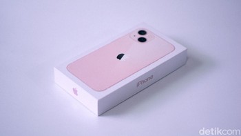 Seperti pendahulunya, kotak kemasan iPhone 13 dibuat tipis. Foto: Adi Fida Rahman/detikINET