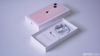 Pasalnya Apple tidak lagi memberikan charger dan earphone dalam kotak kemasan. Hanya ada kabel lightning, stiker dan petunjuk penggunaan. Foto: Adi Fida Rahman/detikINET
