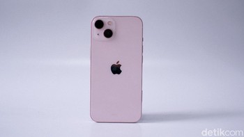 Bagian belakang dan depan berlapis pelindung ceramic glass. Foto: Adi Fida Rahman/detikINET