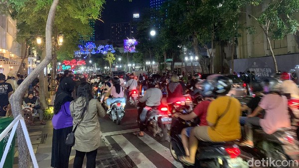 Antusias warga Surabaya yang tinggi hingga memadati kawasan Tunjungan, menyebabkan ruas jalanan tersebut macet.