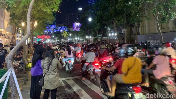Jalan Tunjungan, Surabaya telah ditetapkan kawasan wisata oleh Wali Kota Surabaya Eri Cahyadi pada Minggu (21/11). Kawasan yang diberi nama 'Tunjungan Romansa' ini dipadati warga Surabaya pada Sabtu (27/11) malam.