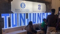 Pantauan detikcom di Jalan Tunjungan sejak pukul 20.00 WIB, warga Surabaya antusias mendatangi lokasi tersebut. Di sisi trotoar baik sebelah kanan dan kiri dipadati oleh warga.   