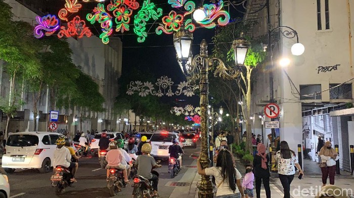 Jadi Kawasan Wisata, Jalan Tunjungan Dipadati Warga Surabaya Jalan Tunjungan, Surabaya telah ditetapkan kawasan wisata oleh Wali Kota Surabaya Eri Cahyadi pada Minggu (21/11). Kawasan yang diberi nama 'Tunjungan Romansa' ini dipadati warga Surabaya pada Sabtu (27/11) malam.