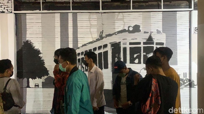 Jadi Kawasan Wisata, Jalan Tunjungan Dipadati Warga Surabaya Jalan Tunjungan, Surabaya telah ditetapkan kawasan wisata oleh Wali Kota Surabaya Eri Cahyadi pada Minggu (21/11). Kawasan yang diberi nama 'Tunjungan Romansa' ini dipadati warga Surabaya pada Sabtu (27/11) malam.