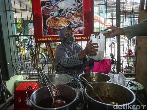 Bu Darmini telah berjualan jenang di Pasar Beringharjo Yogyakarta sejak 1998 silam. Jatuh bangun selama berjualan jenang pun dialami oleh ibu empat anak ini.