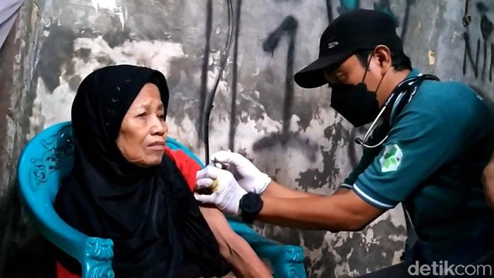 Jemput Bola, Vaksinator Datangi Kolong Merpati hingga Rumah Warga Tim vaksinator Kabupaten Pekalongan melakukan jemput bola bagi warga untuk mendapatkan vaksinasi COVID-19. Mereka menyasar tempat lomba burung merpati hingga rumah warga.