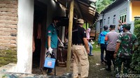 Tim vaksinator menyusuri gang untuk memberikan vaksinasi kepada warga, terutama lansia.