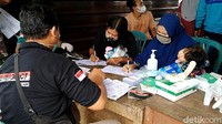 Kapolres Pekalongan, AKBP Arief Fajar Satria mengatakan, dalam sehari ini target warga tervaksin sebanyak 10 ribu warga.