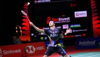 Semifinal Indonesia Open 2021 sektor tunggal putra berlangsung di Bali International Convention Center, Sabtu (27/11/2021) malam WIB. Jonatan Christie dikalahkan wakil Denmark, Viktor Axelsen dengan skor 19-21, 15-21 (Humas PP PBSI)