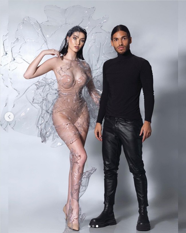 Direktur Nasional Miss Universe Argentina Osmel Souza merilis kostum nasional yang akan dipakai Julie Garcia di Miss Universe 2021. Kostum nasional transparan itu menurut Osmel merupakan karya dari desainer Alejandro Palma. Foto: Dok. Instagram @juliegarcia