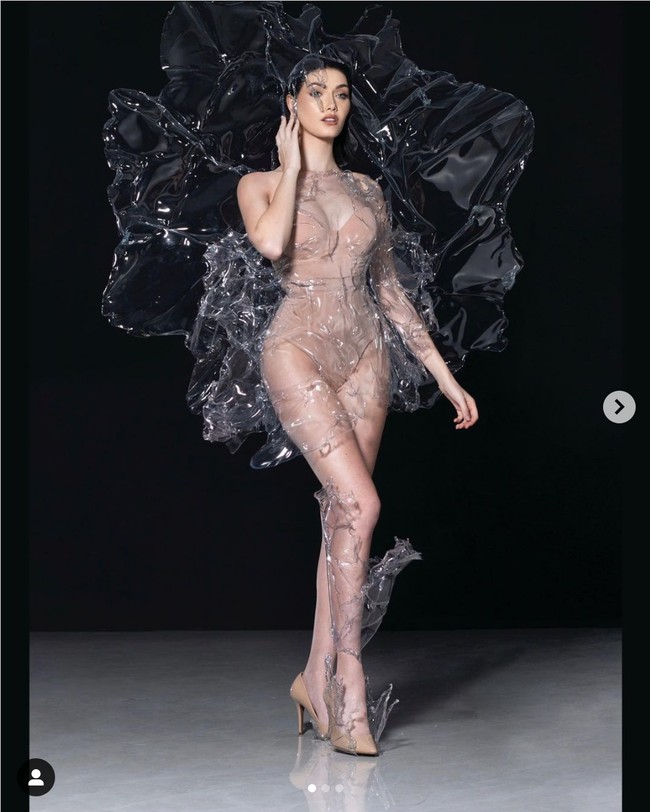 Kostum nasional Julie Gracia ini dalam bahasa Argentina temanya adalah ‘Una flor de agua congelada, inmortal en el tiempo.’ Artinya kostum tersebut merupakan bunga di air yang beku, dan tak lekang waktu. Seluruh material dari kostum tersebut terbuat dari plastik recycle. Foto: Dok. Instagram @juliegarcia