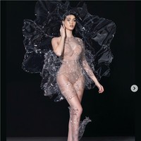 Kostum nasional Julie Gracia ini dalam bahasa Argentina temanya adalah ‘Una flor de agua congelada, inmortal en el tiempo.’ Artinya kostum tersebut merupakan bunga di air yang beku, dan tak lekang waktu. Seluruh material dari kostum tersebut terbuat dari plastik recycle. Foto: Dok. Instagram @juliegarcia