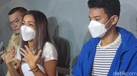 Saat ditemui awak media, Nirina Zubir membantah tuduhan Riri Khasmita terkait kakaknya, Fadlan, yang dituduh menyekap ART selama setahun.  Foto: Muhammad Ahsan Nurrijal/ detikHOT