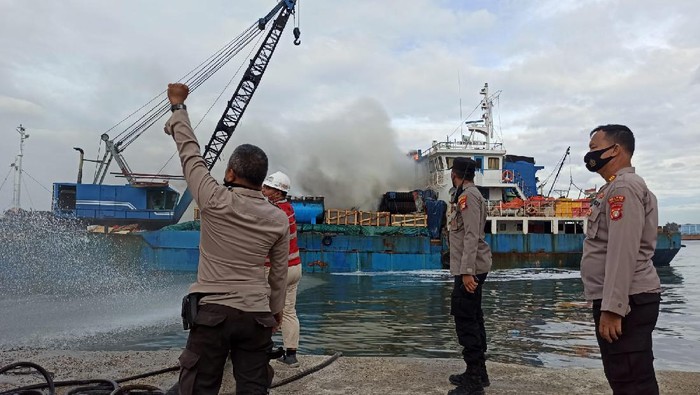 Kapal KM Bandar Lestari terbakar di Pelabuhan Sunda Kelapa, Jakut