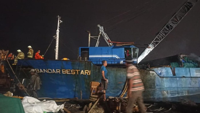 KM Bandar Lestari terbakar di Pelabuhan Sunda Kepala