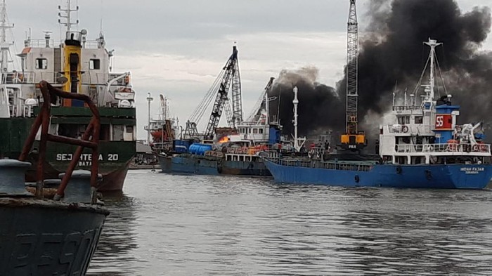 KM Bandar Lestari terbakar di Pelabuhan Sunda Kepala