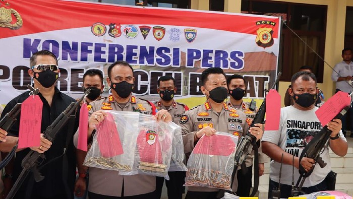 Konpers Polisi yang Tunjukkan Senjata Api yang Dibawa 4 Pelaku