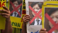 Para aktifis dan korban kekerasan Ferdinand Marcos memegang poster penolakan Ferdinand Bongbong Marcos Jr untuk maju sebagai kandidat capres Filipina, di Kantor KPU, Manila (26/11). Pemilu di Filipina akan digelar Mei 2022.