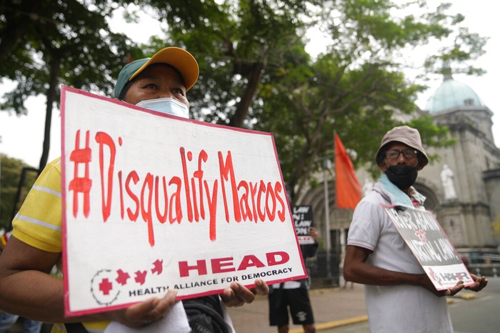 Korban Kekerasan Diktator Ferdinand Marcos Menolak Pencapresan Anaknya Sejumlah korban kekerasan semasa pemerintahan Ferdinan MArcos berunjukrasa di depan Gedung KPU Filipina, Jumat (26/11). Mereka menolak pencapresan anak Marcos, Ferdinand Marcos jr.