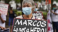 Ayah Ferdinand Bongbong Marcos Jr merupakan diktator yang memerintah dengan kejam dan korup. Ferdinand Marcos yang memerintah Filipina tahun 1965-1986 kabur ke Hawai usai digulingkan oleh kekuatan people power.