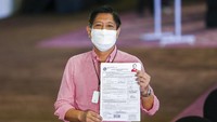 Ferdinand Bongbong Marcos Jr. saat pendaftaran capres di KPU Filipina (6/10/2021).  (Rouelle Umali/Pool Photo via AP)