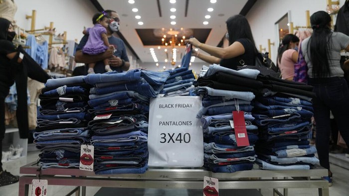 Lagi Banjir Diskon, Warga Venezuela Serbu Toko-Mal Black Friday jadi momen yang dinantikan oleh warga Venezuela. Mereka langsung menyerbu mal-mal yang menggelar diskon gede-gedean.