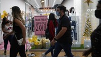 Tak sedikit warga yang datang lebih awal agar tak ketinggalan promo maupun diskon belanja.