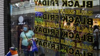 Warga menyerbu mal yang menggelar diskon di Ibu Kota Caracas, Jumat (26/11/2021) waktu setempat.