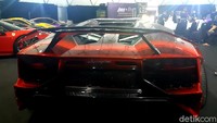 Buritan belakang Lamborghini Aventador milik Raffi Ahmad ini terlihat mulus dengan kelir merah. Foto: Ridwan Arifin