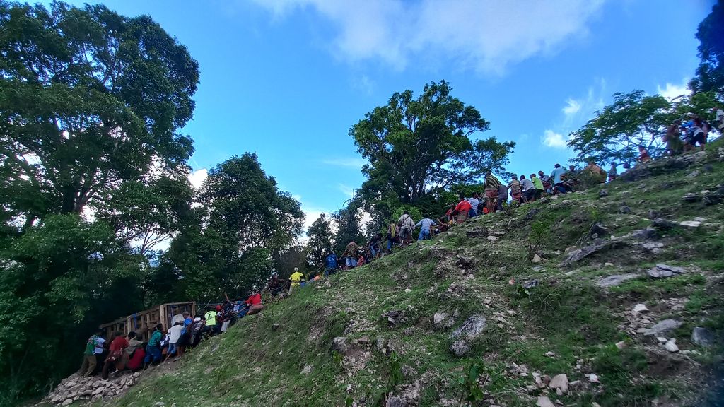 Masyarakat NTT akhirnya membawa patung Presiden Jokowi ke puncak Gunung Sunu. Perjuangan warga Desa Sunu akhirnya membuahkan hasil. (dok El Ndjukambani)