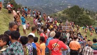 Gotong Royong Warga NTT Akhirnya Bawa Patung Jokowi ke Gunung Sunu