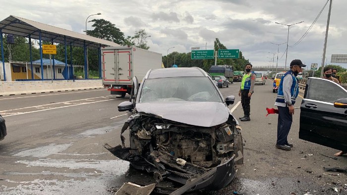 Mercy lawan arah di Tol JORR hingga tabrak 2 kendaraan