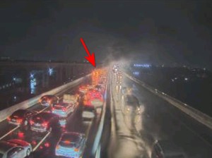 Mobil Terbakar di Tol Layang MBZ KM 34 Arah Jakarta, Lalin Macet