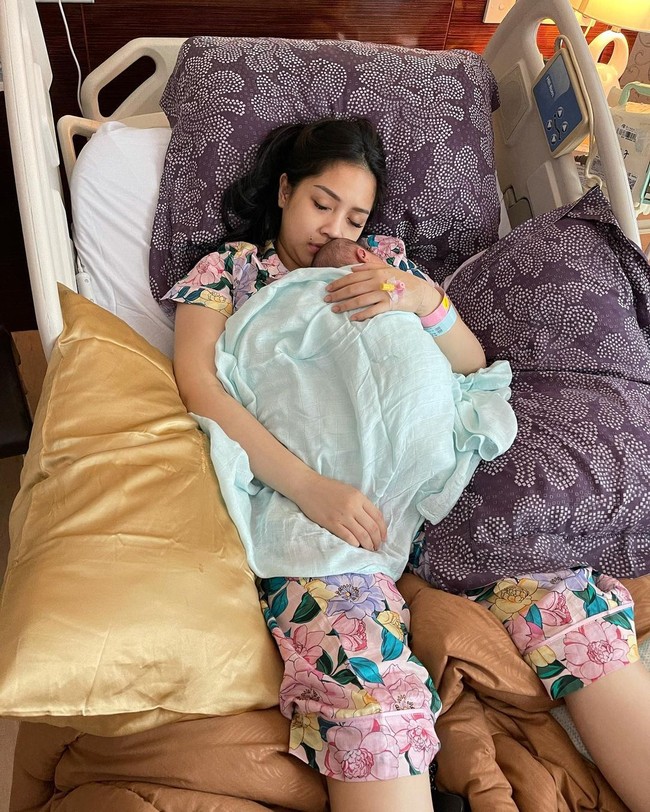 Sebelum melahirkan adik Rafathar, Rayyanza Malik Ahmad, pada November 2021, Nagita Slavina sempat mengalami keguguran sepulang dari Jepang awal 2020. Banyak faktor (penyebabnya), tapi kata dokter karena kecapean, ungkap istri Raffi Ahmad itu di YouTube Rans Entertainment. Usia kandungan Nagita kala itu baru sebulan. (Foto: Instagram/@raffinagita1717)