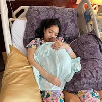 Sebelum melahirkan adik Rafathar, Rayyanza Malik Ahmad, pada November 2021, Nagita Slavina sempat mengalami keguguran sepulang dari Jepang awal 2020. Banyak faktor (penyebabnya), tapi kata dokter karena kecapean, ungkap istri Raffi Ahmad itu di YouTube Rans Entertainment. Usia kandungan Nagita kala itu baru sebulan. (Foto: Instagram/@raffinagita1717)